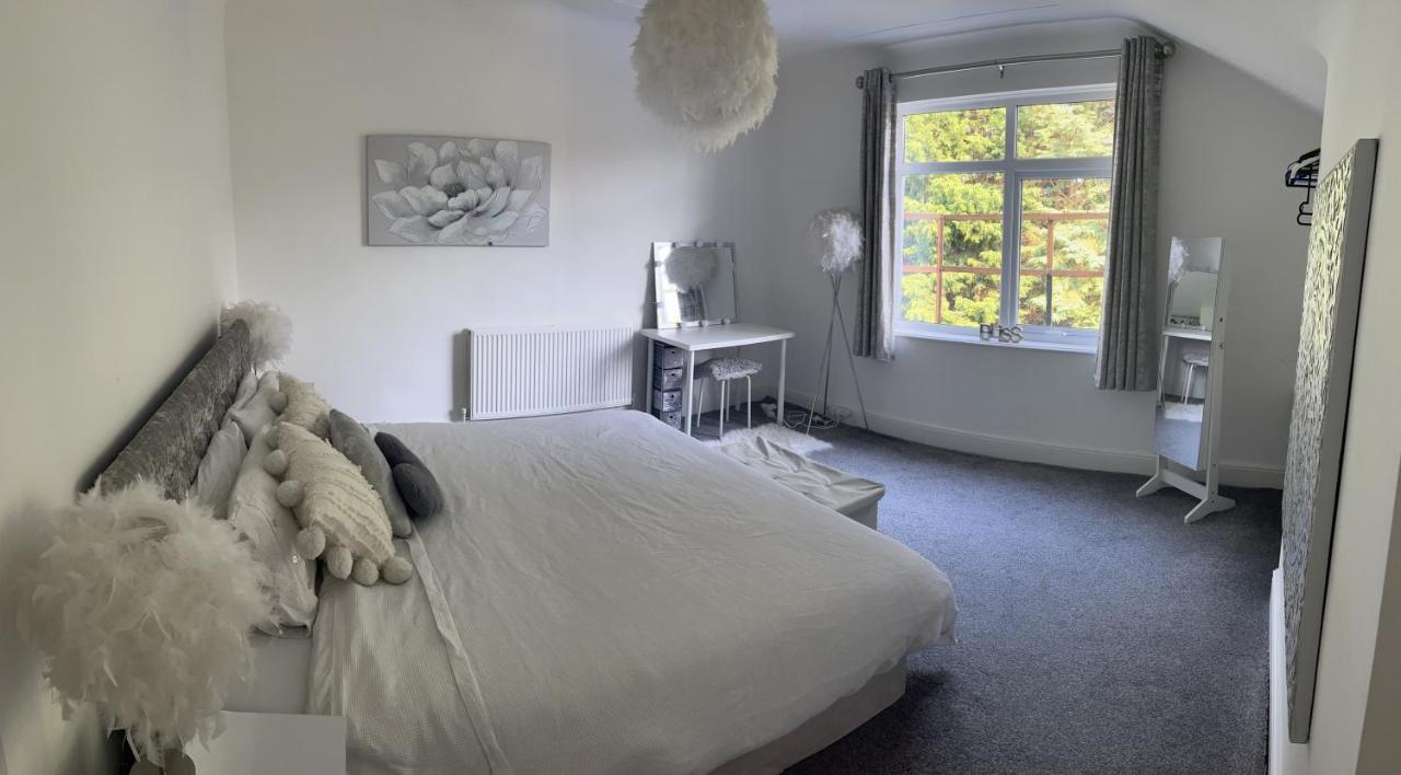 Stunning Bebington Maisonette - Large Private Drive And Entrance, Good Transport Links Exterior photo